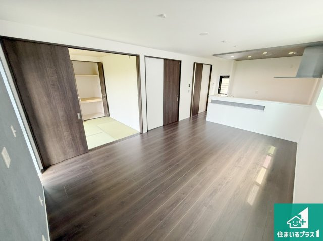 泉佐野市岡本　新築一戸建ての居間・リビング|太陽の光が差し込むとっても明るいリビング！思わず微笑みたくなる居心地の良さ。家族団らんの時間も増えそうなくつろぎのＬＤＫで、住む人のこだわりを活かすゆとりある空間♪