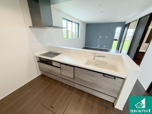 泉佐野市岡本　新築一戸建てのキッチン|収納豊富！浄水器付きキッチン！お子さまの様子を見ながらお料理を楽しむことができますね。家族のコミュニケーションが増え会話もはずみそう！