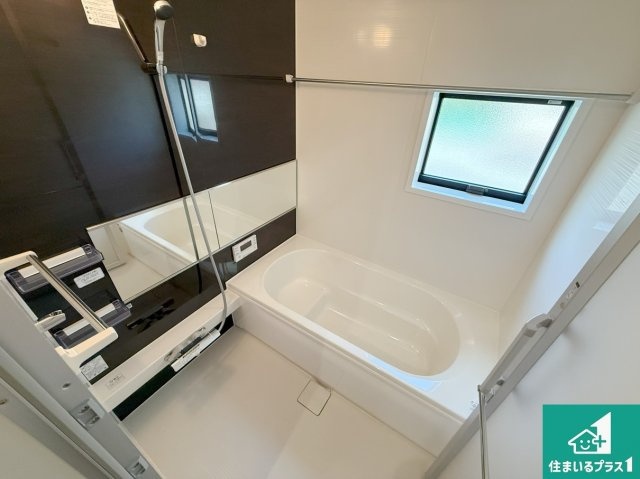 泉佐野市岡本　新築一戸建ての浴室|足をゆったり伸ばして一日の疲れを癒してくれる浴槽。窓は少し高めに設置することで、外部からの視線も気にならない設計にし、かつ差し込む光が明るく穏やかな雰囲気にしてくれます！