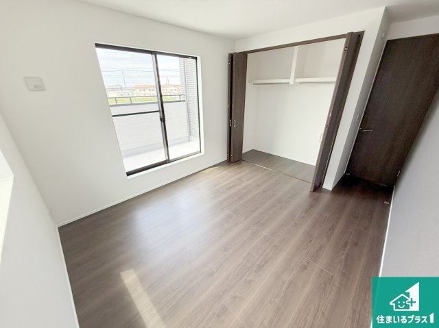 泉佐野市岡本　新築一戸建ての洋室|寝室は心地よい眠りについてもらいたくて、シンプルでかつ開放的な空間に！大きな窓から差し込む朝日が、すっきりとした目覚めをサポートします。