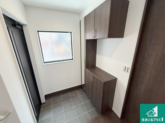 泉佐野市岡本　新築一戸建ての玄関|ご家族皆様の靴もたっぷり収まる大容量の玄関収納を設けました。見た目もスッキリ綺麗な玄関に！