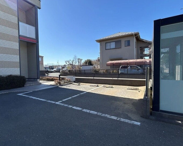 さいたま市南区松本４丁目のアパートの駐車場