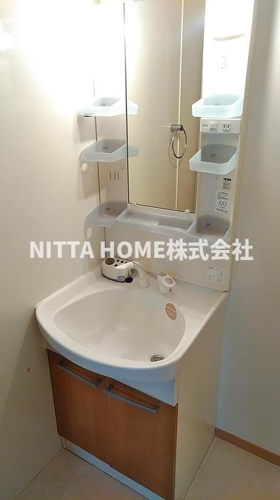 メゾン シュクレの洗面所|シャワー付きの洗面台朝の準備も楽々です♪