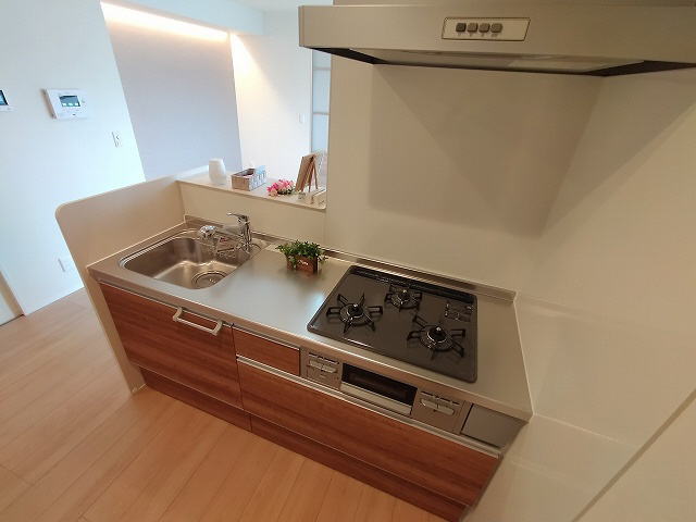 神戸市兵庫区兵庫町１丁目のアパートのキッチン|システムキッチン（ガス３口）