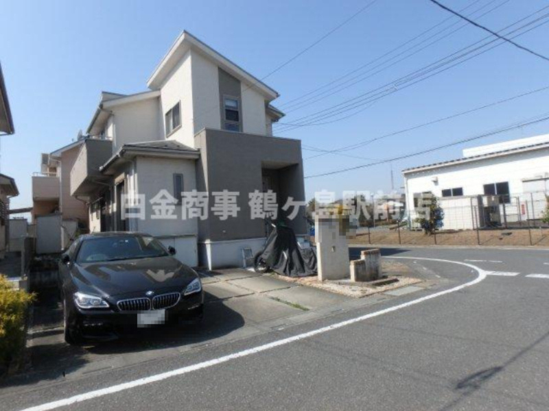 坂戸市にっさい花みず木中古戸建の前面道路含む現地写真
