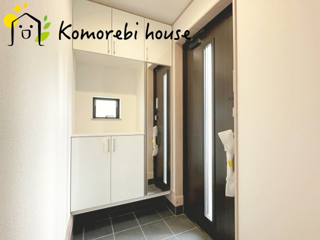 さいたま市西区指扇775番　新築一戸建て　ハートフルタウン　Aの玄関|明るい玄関です