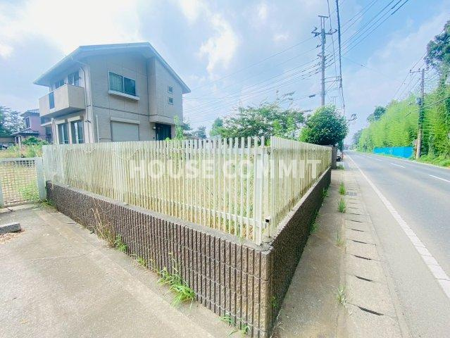 富里市御料　中古戸建の前面道路含む現地写真
