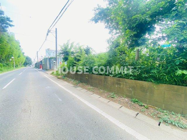 富里市御料　中古戸建の前面道路含む現地写真