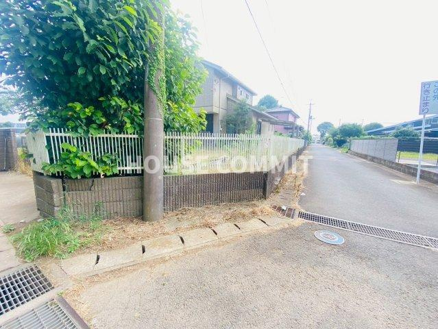 富里市御料　中古戸建の前面道路含む現地写真