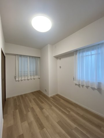 【洋室】 | フローリングの貼替を行っており、気持ち良く新生活をスタートいただけます！