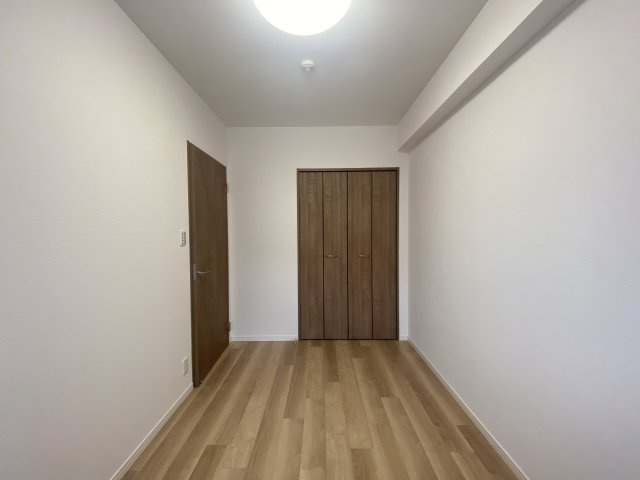 【洋室】 | 全室フローリングで、汚れをさっと拭くことができ、お手入れも簡単♪