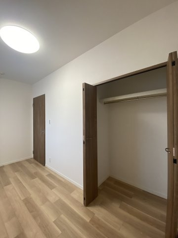 【洋室】 | 全室収納つきで、増えがちな学習用具・衣類や、季節家電なども、各部屋に収納でき便利ですよ。