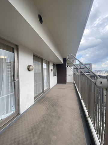 【バルコニー】 | 広々としたバルコニーには洗濯物もたくさん干すことができますよ☆