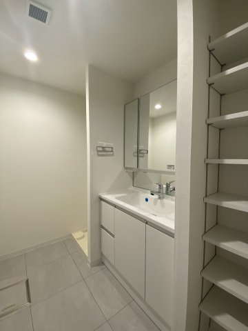 【独立洗面台】 | タオルや洗剤等の収納に便利な収納があり、使い勝手良好です☆　　　
洗面化粧台も新規交換済み！
