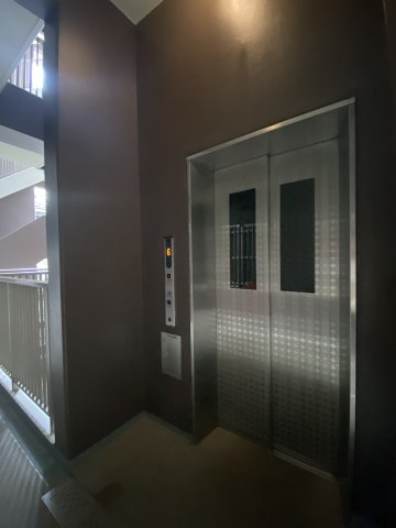  | エレベーターを使用して8階にございます。