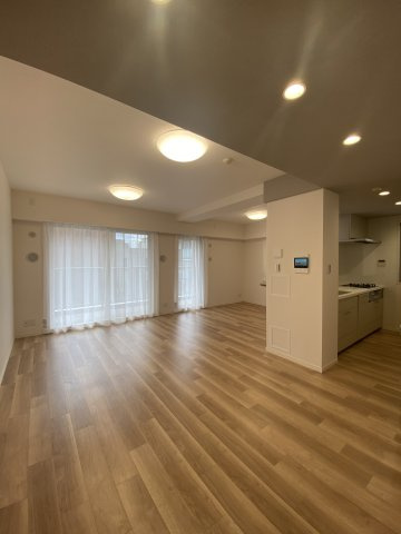 【居間・リビング】 | 広々とした18.7帖のリビングで、ゆったりと過ごすことができます♪