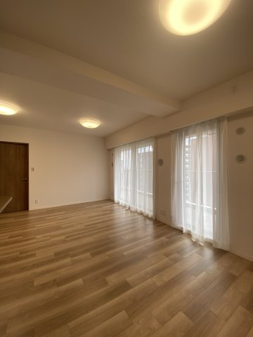 【居間・リビング】 | 照明器具・建具などもリフォームを行っております！　　　　　　　　　
内覧可能ですので、お気軽にお問合せくださいね☆