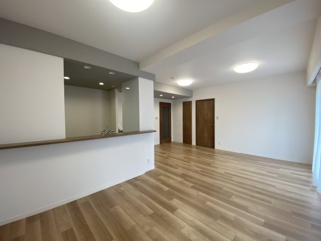 【居間・リビング】 | スーパー・市役所・公園が徒歩圏内にあり、生活しやすい住環境◎