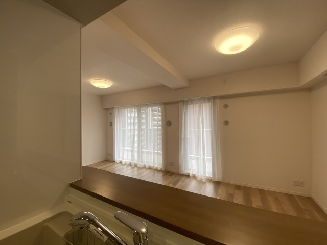 【居間・リビング】 | 対面式キッチンで、リビングを見渡すことができます◎　　　　　　　　
後片付けや配膳に便利なカウンター付き！