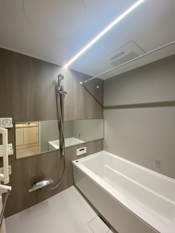 【浴室】 | 浴室乾燥機付きのユニットバスに新規交換済みです！　　　　　　　　
１日の疲れをゆったりと癒してくださいね♪
