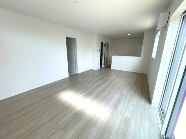 廿日市市福面２丁目　№35848の居間・リビング|ＬＤＫ17.7帖
広々としているので
家族団らんを楽しめます♪