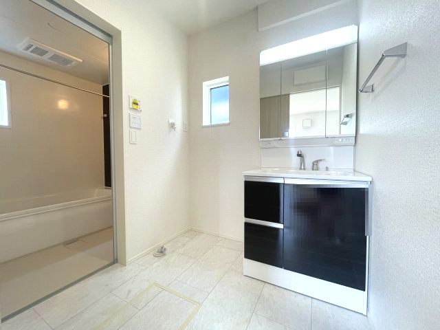 廿日市市福面２丁目　№35848の洗面所|3面鏡の裏には便利な
収納があります。