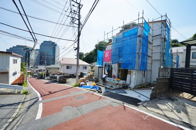 【横浜市保土ケ谷区神戸町118-1新築戸建て】★仲介手数料無料★（保土ケ谷小学校・岩崎中学校）の前面道路含む現地写真