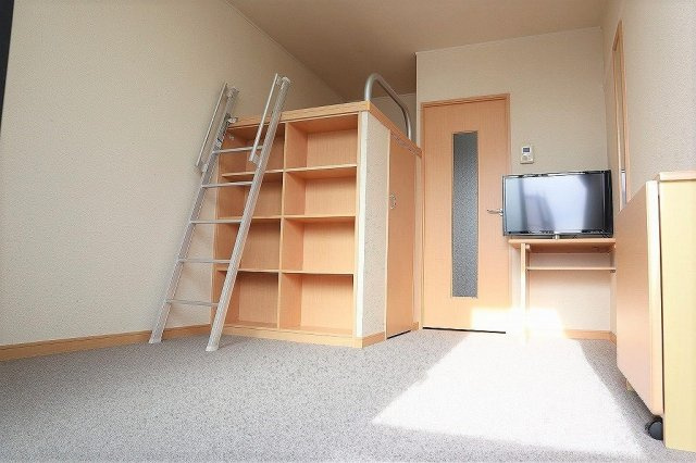 戸田市新曽南１丁目の賃貸マンションの居間・リビング|こちらのリビングで趣味の時間をお楽しみください