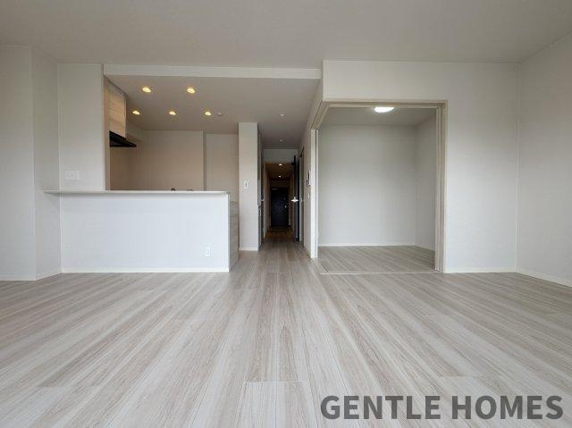 ネオス千鳥ザ・プレイスの居間・リビング|横長のリビングは光が入ってきやすくて明るいです♪