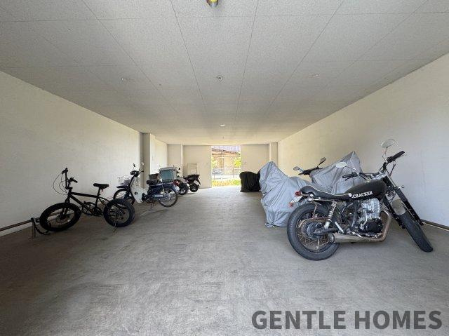 ネオス千鳥ザ・プレイスの駐輪場