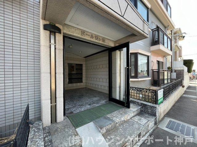 ドール霞ヶ丘のエントランス