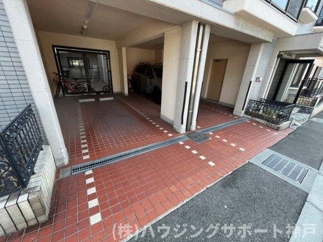 ドール霞ヶ丘の駐車場