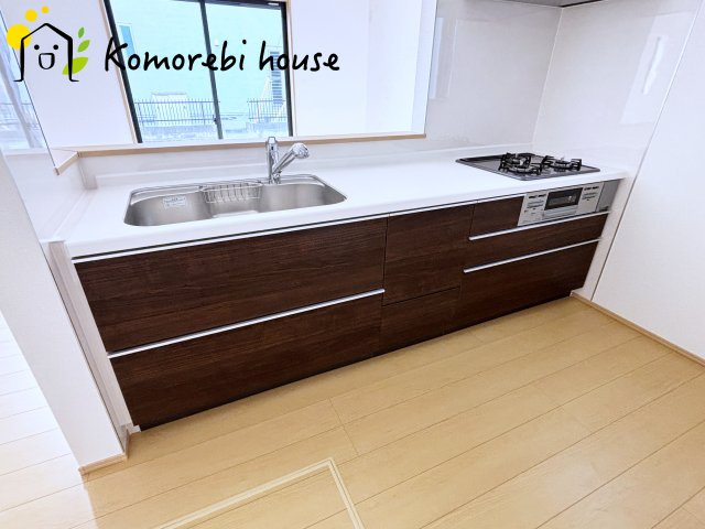 さいたま市西区指扇775番　新築一戸建て　ハートフルタウン　Bのキッチン|コンパクトなキッチンで掃除もラクラク