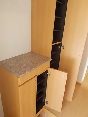 【玄関】 | メゾン・ジェルメⅣ | 収納もある玄関です