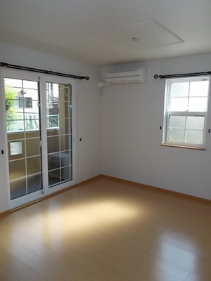 【居間・リビング】 | メゾン・ジェルメⅣ | こちらのリビングで趣味の時間をお楽しみください