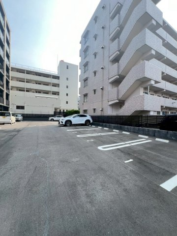 フルハウス高宮の駐車場