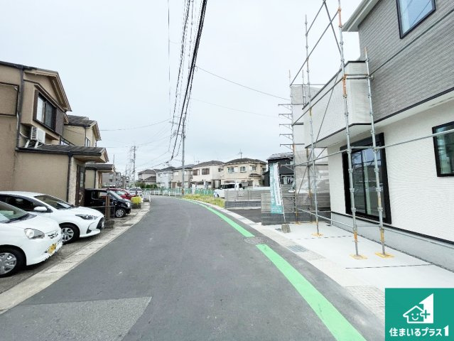 宇治市五ケ庄上村　第25-1期　新築一戸建ての前面道路含む現地写真|周辺は閑静な住宅街！前面道路広々で車の出し入れも便利です。駐車が苦手な方でも安心して車庫入れできます！