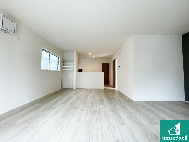 宇治市五ケ庄上村　第25-1期　新築一戸建ての居間・リビング|日当たり良好の明るいリビングで朝の目覚めもスッキリできそう！対面キッチンでご家族のコミュニケーションも自然と増える設計！小さなお子様が遊ぶスペースを作っても広々とくつろげるLDK！