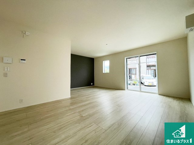 宇治市五ケ庄上村　第25-1期　新築一戸建ての居間・リビング|日当たり良好の明るいリビングで朝の目覚めもスッキリできそう！対面キッチンでご家族のコミュニケーションも自然と増える設計！小さなお子様が遊ぶスペースを作っても広々とくつろげるLDK！