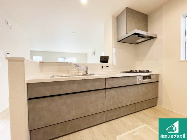 宇治市五ケ庄上村　第25-1期　新築一戸建てのキッチン|リビングと統一感があり、使い勝手のいいキッチン。広々としているので、二人並んで作業が出来ちゃいます。お子様と一緒に色々なお料理に挑戦できるスペースがあります。