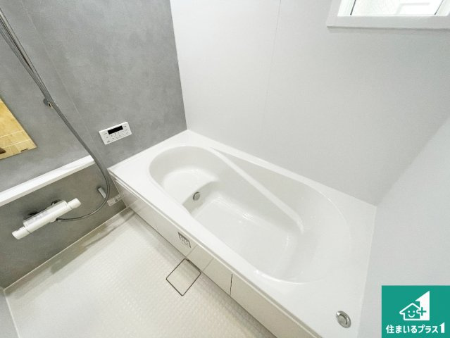 宇治市五ケ庄上村　第25-1期　新築一戸建ての浴室|足をゆったり伸ばして寛げる浴槽です。窓が設けられていますので差し込む光が明るく穏やかな雰囲気にしてくれます♪浴室乾燥機も設置しているので、雨の日の洗濯物も安心です♪