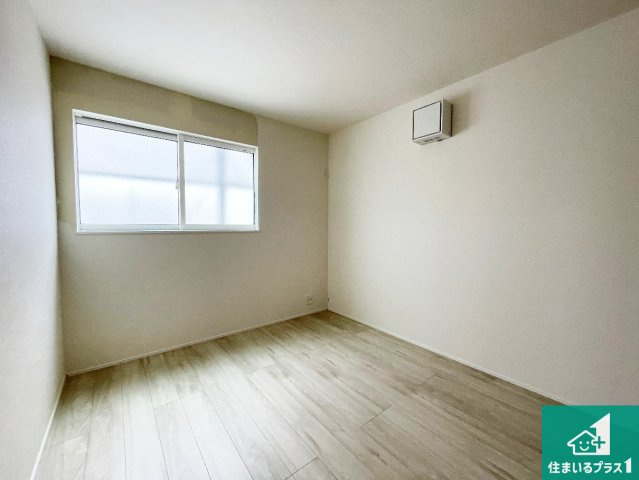 宇治市五ケ庄上村　第25-1期　新築一戸建ての洋室|シンプルな洋室は、自分好みのインテリアが楽しめます♪ご家族とインテリアや家具を選びに行くのは新築購入時の醍醐味の一つです。ぜひお楽しみください♪