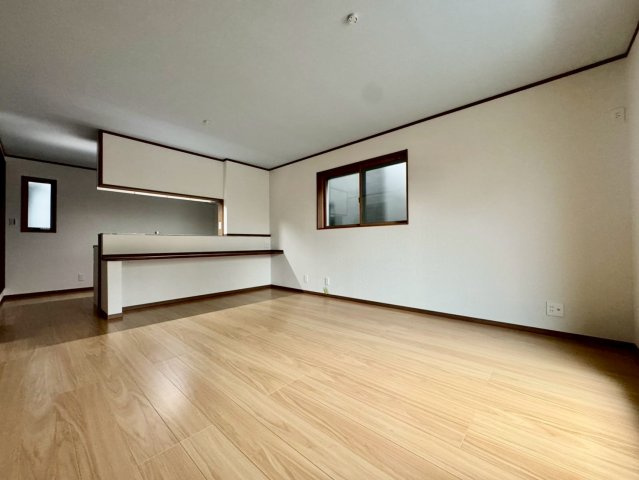 寝屋川市黒原橘町の居間・リビング|窓も多く、バルコニーに面して明るく風通しの良いお部屋です！