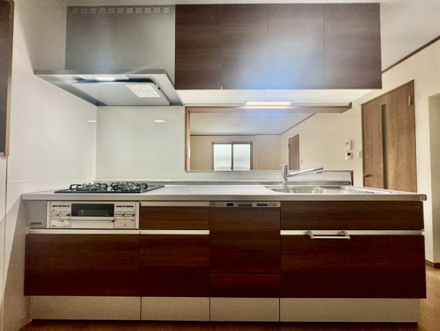 寝屋川市黒原橘町のキッチン|後片付けにもうれしい食洗器付きシステムキッチンです。
上下収納付きで調理器具もすっきり収納できます！