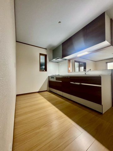 寝屋川市黒原橘町のキッチン|キッチンの後ろのスペースも広々です！
