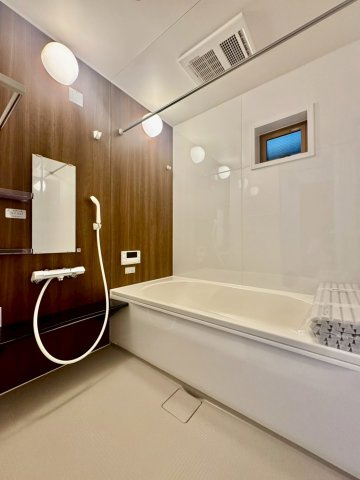 寝屋川市黒原橘町の浴室|ゆったり足を伸ばしてくつろげる広さがあります。
雨の日や冬にうれしい浴室乾燥機付きです！