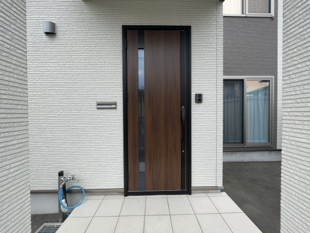 八戸市大字糠塚字長久保 中古住宅コンノハウス施工の玄関