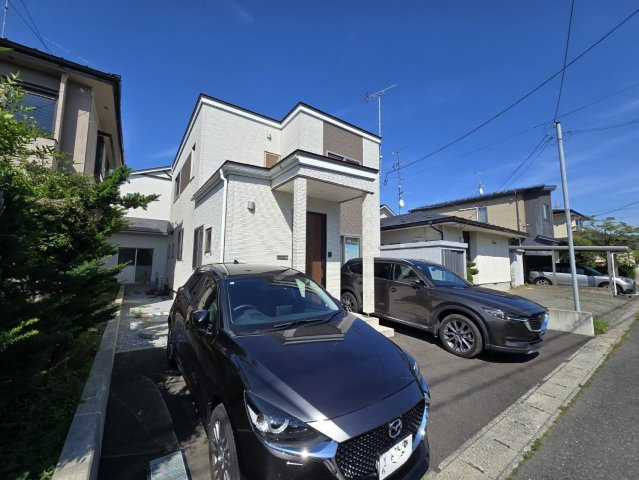 八戸市大字糠塚字長久保 中古住宅コンノハウス施工の前面道路含む現地写真