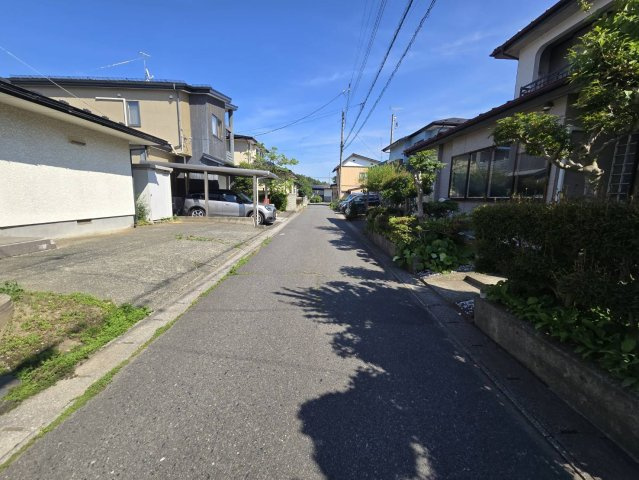 八戸市大字糠塚字長久保 中古住宅コンノハウス施工の前面道路含む現地写真