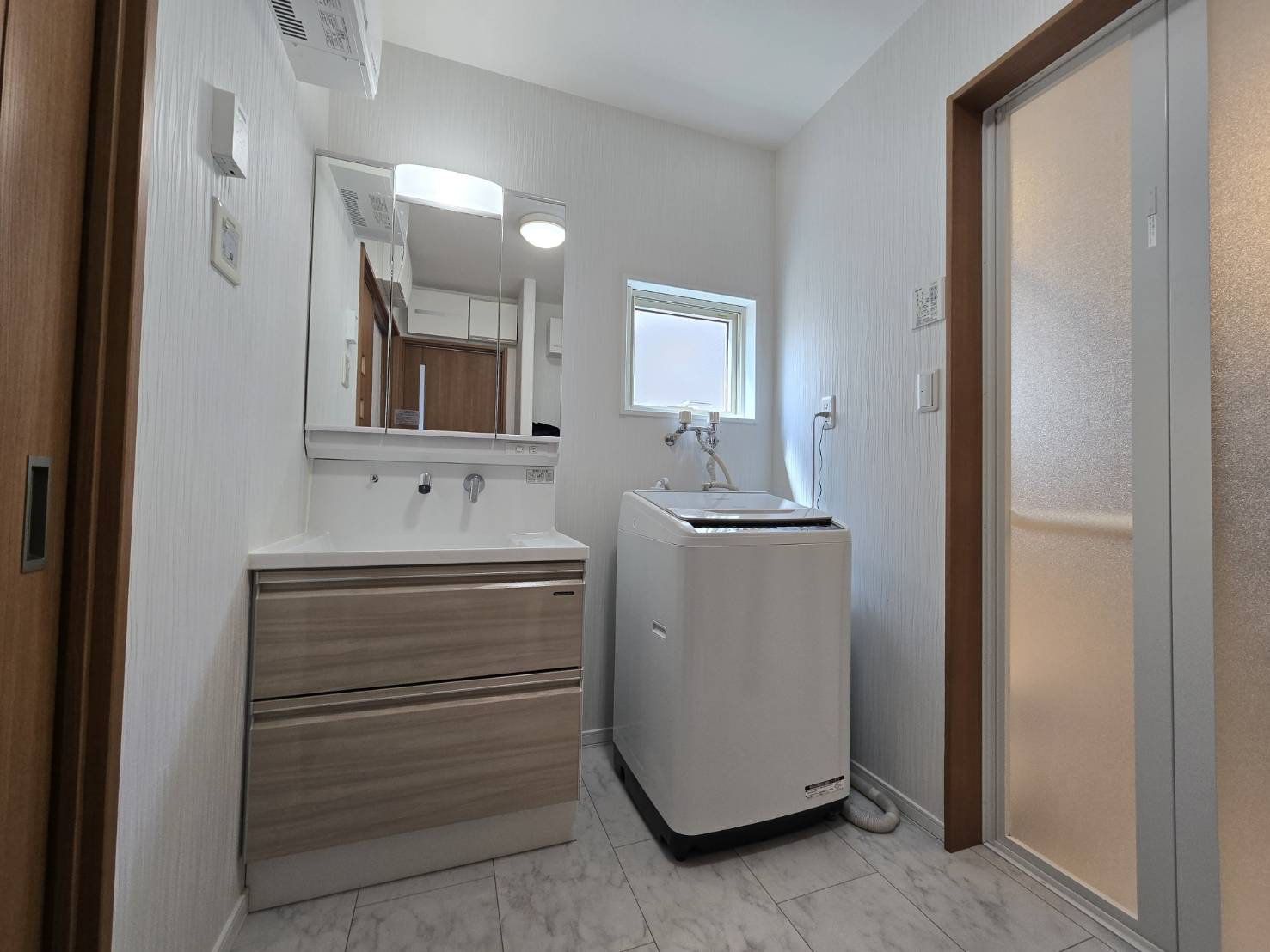 八戸市大字糠塚字長久保 中古住宅コンノハウス施工の独立洗面台